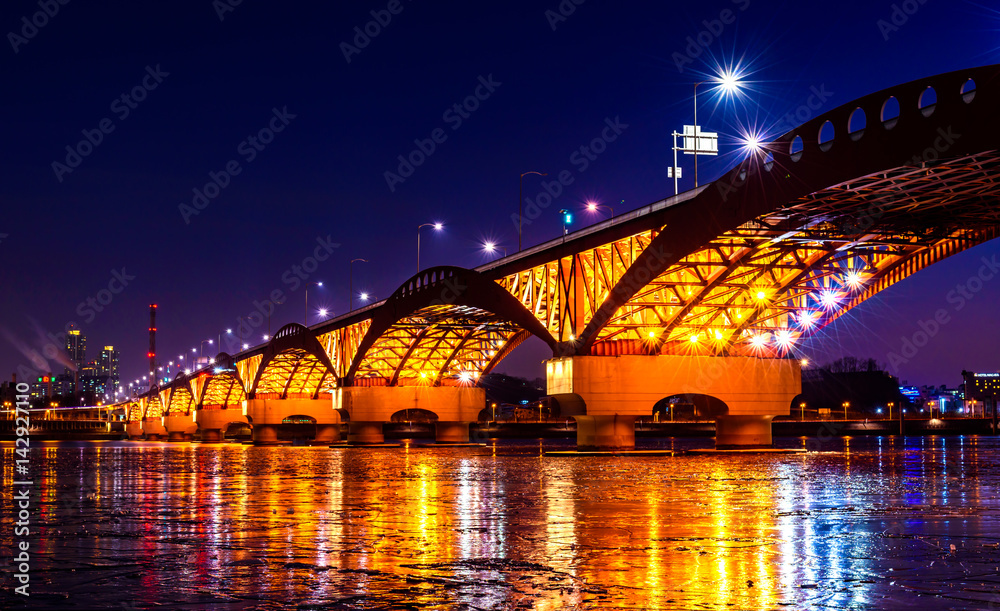 Naklejka premium Seongsan panna młoda przy nocą w zimie Seoul, południowy Korea