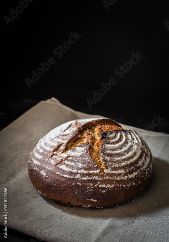 frisches selbst gebackenes Roggenbrot von der Seite fotografiert