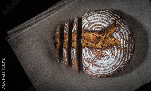 selbst gebackenes Roggenbrot im Anschnitt von oben