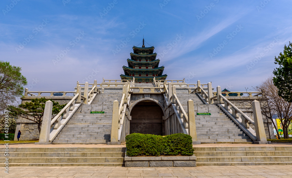 Fototapeta premium Gyeongbokgung Palace In South Korea, with the name of the palace 'Gyeongbokgung' on a sign