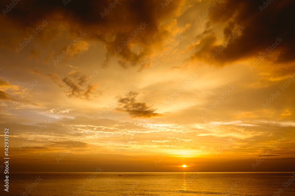 Obraz premium Beautiful sea sunset with deep cloudy sky