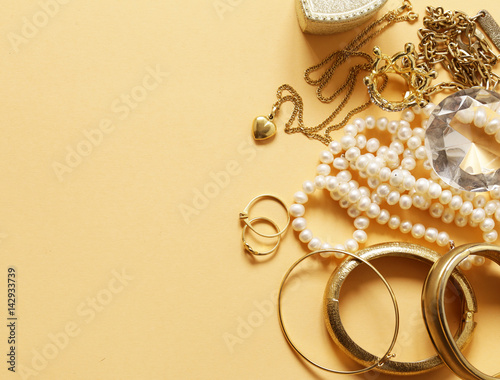 Fotótapéta Precious jewelry gold and pearls, pendant and chain