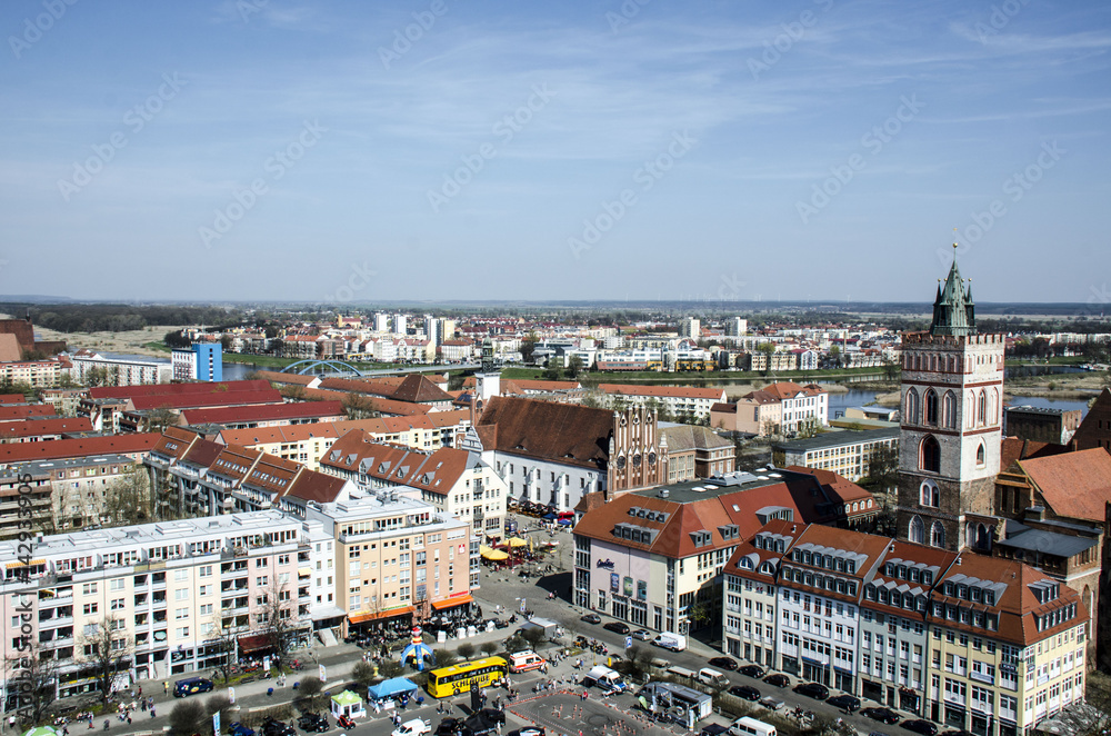 Frankfurt an der Oder (Deutschland) mit Marienkirche, Rathaus und Marktplatz und im Hintgergrund Slubice (Polen) mit der Oder und der Stadtbrücke