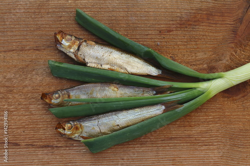 frische Sprotten, Gemüsedeko photo