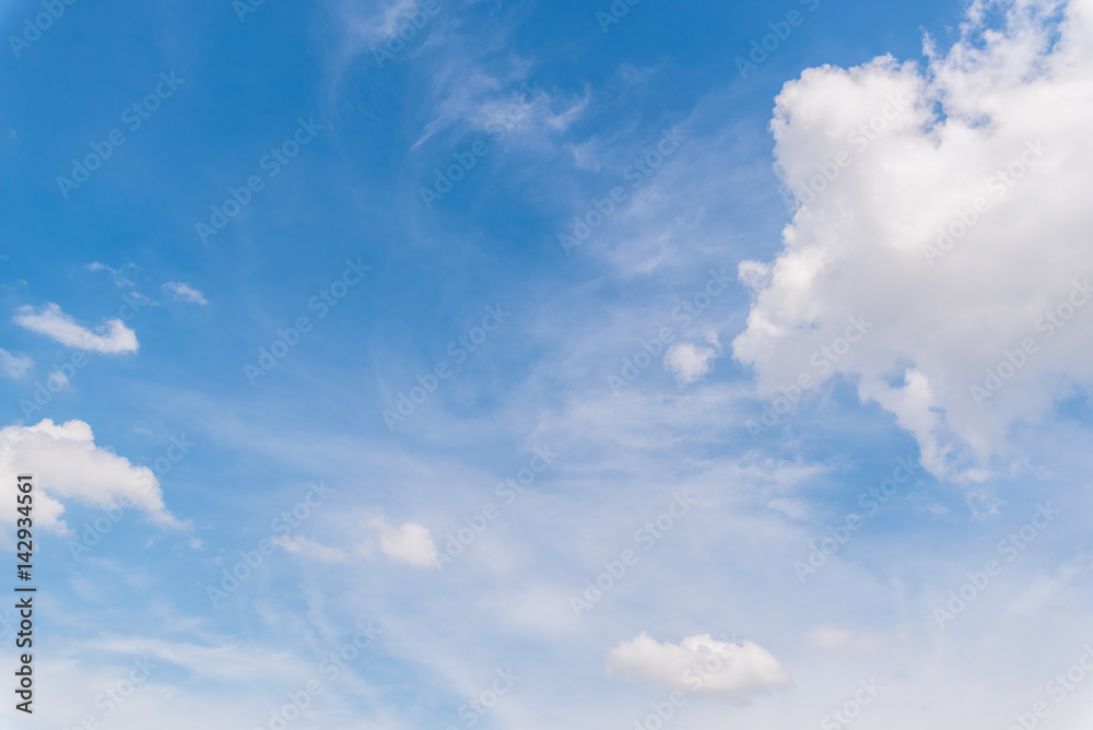 Obraz premium Clouds in the blue sky