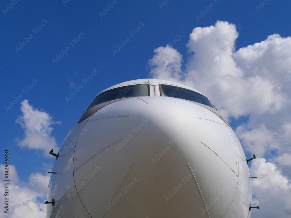 nez d'avion blanc