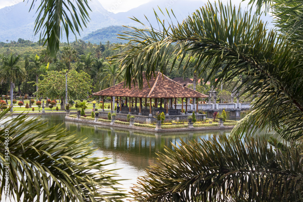 Wasserpalast Taman Ujung durch Palmenblätter, Bali Wasserpalast Taman Ujung durch Palmenblätter, Bali