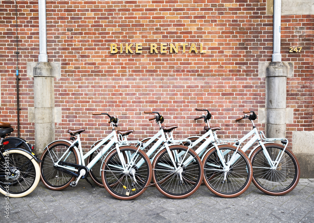 Naklejka premium Wypożyczalnia rowerów Damrak Amsterdam, Holandia