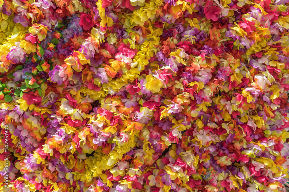 Hintergrund aus bunten Blumengirlanden überwiegend in roten und gelben Farbtönen