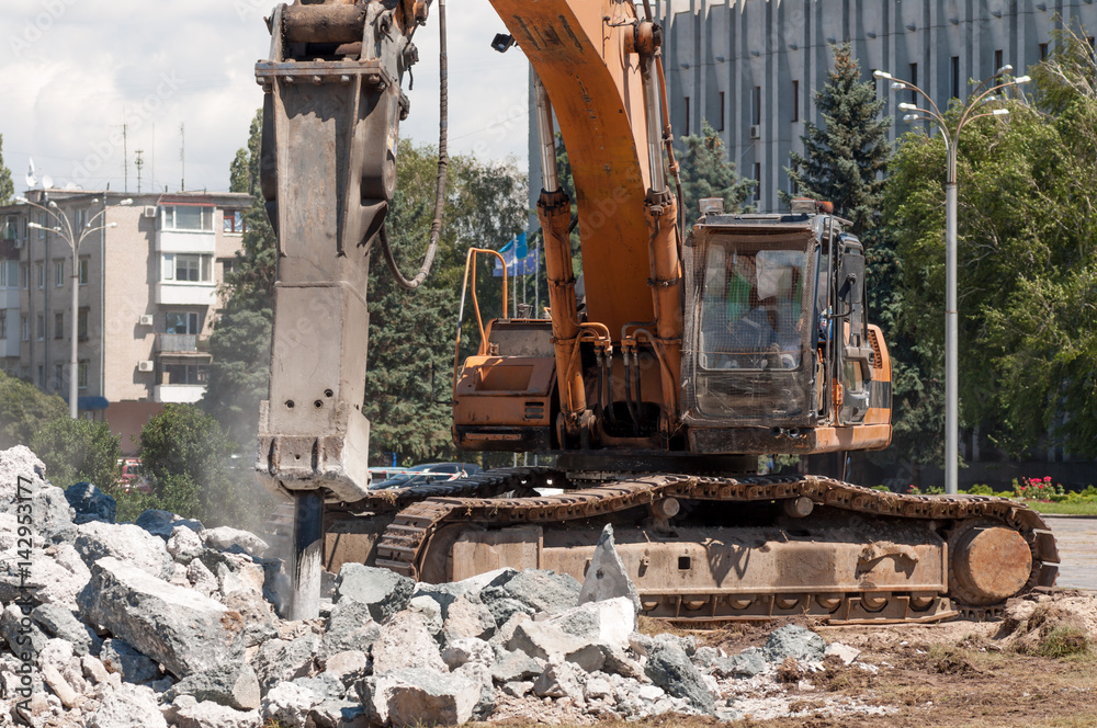 machine to crush concrete in the city street