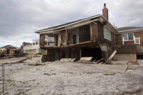 Obraz na płótnie NEW YORK - October 31:Destroyed homes in Far Rockaway after Hurricane Sandy October 29, 2012 in New York City, NY w salonie
