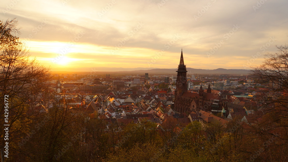 Abendstimmung über Freiburg im Breisgau vom Kanonenplatz Abendstimmung über Freiburg im Breisgau vom Kanonenplatz