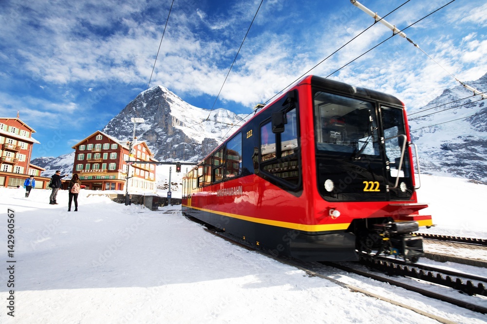 Obraz premium Stacja kolejowa Kleine Scheidegg pod szczytami Jungfrau, Monch i Eiger w Alpach Szwajcarskich, Wengen, Szwajcaria