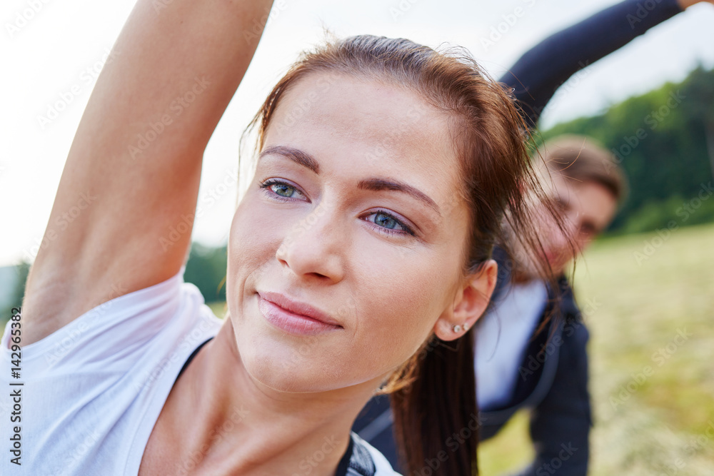 Junge Frau macht Fitness Übung Stock Photo Adobe Stock