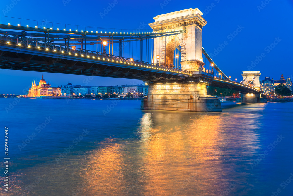 Fototapeta premium Szechenyi Chain Bridge in Budapest Hungary