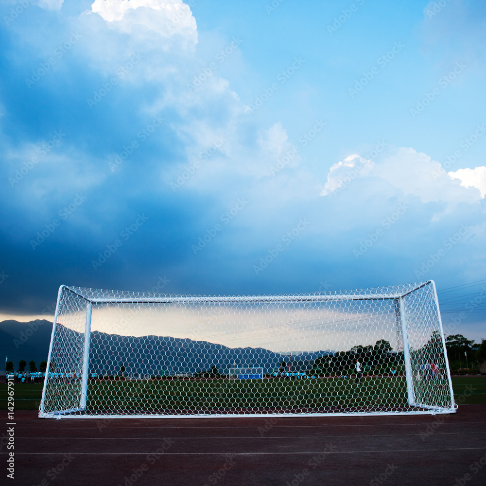 Fototapeta Piłka nożna cel na stadionie piłkarskim.