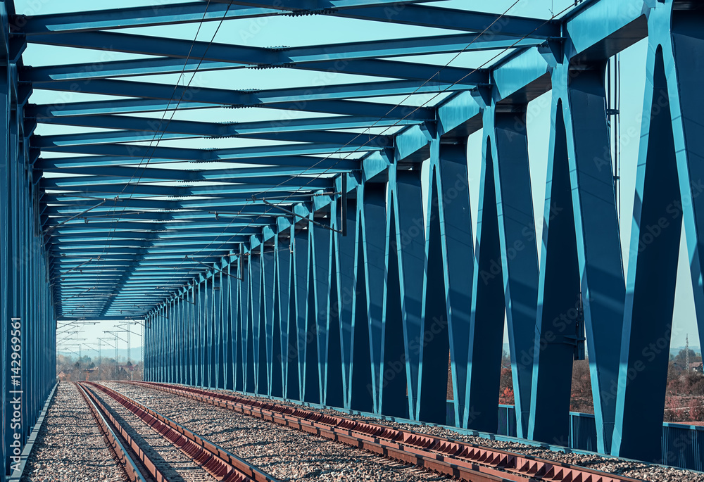Obraz premium Rails running on a bridge