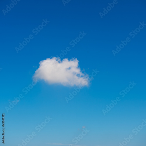 Fototapeta Naklejka Na Ścianę i Meble -  single white cloud against the blue sky..
