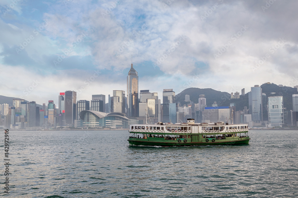 Obraz premium Ferry Crossing Victoria Harbour in Hong Kong