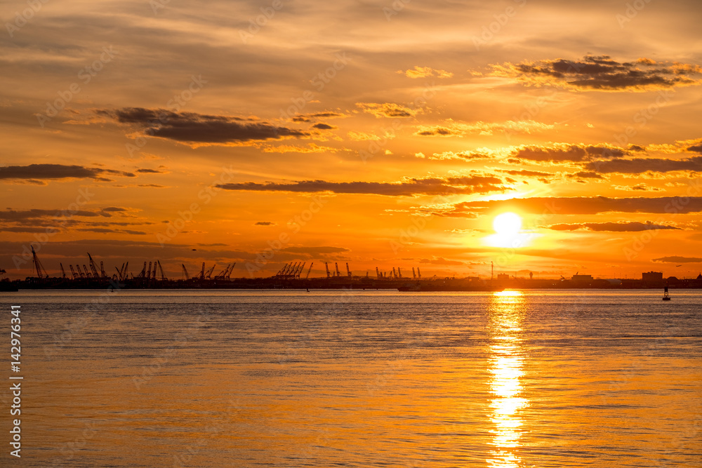 Obraz premium Sunset view of waterfront