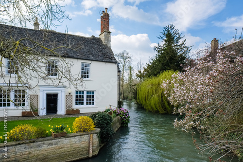 Picturesque Cottage beside the River Windrush in Witney