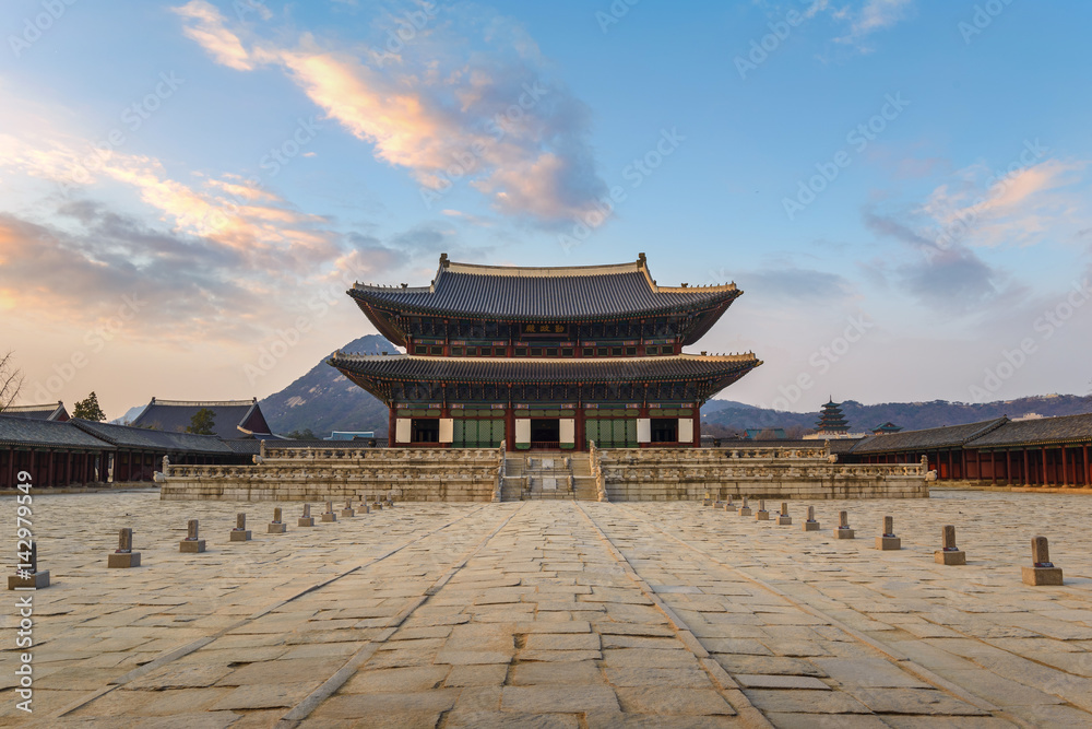 Obraz premium Pałac Gyeongbokgung o zachodzie słońca, Seul, Korea Południowa