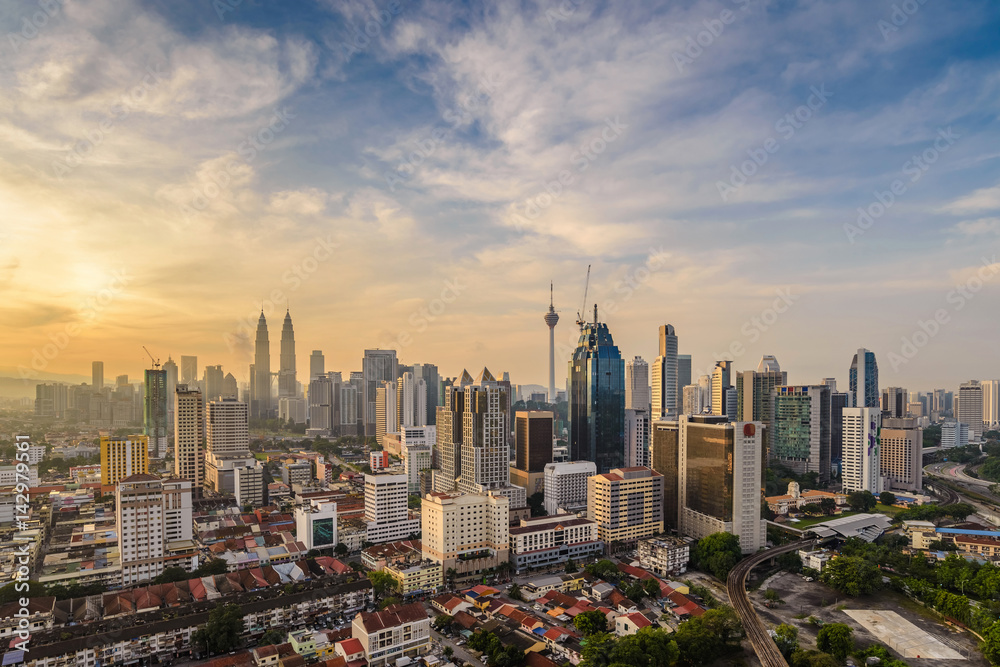 Fototapeta premium Panoramę miasta Kuala Lumpur, gdy wschód słońca, Malezja