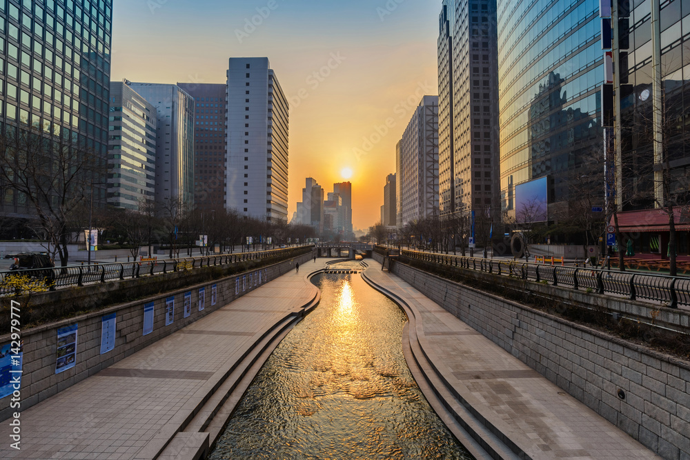 Naklejka premium Cheonggyecheon Stream i panoramę miasta Seul o wschodzie słońca, Seul, Korea Południowa