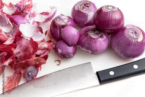 Obraz na płótnie Peeling shallots prepare for cooking w salonie