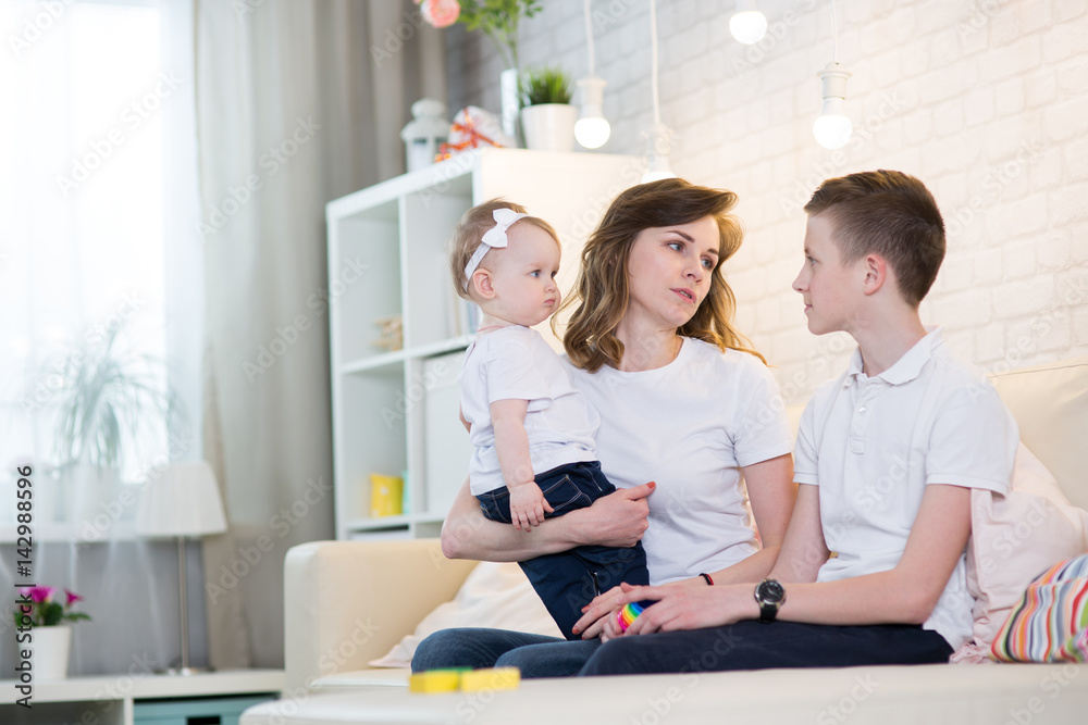 Obraz premium Mom with two children