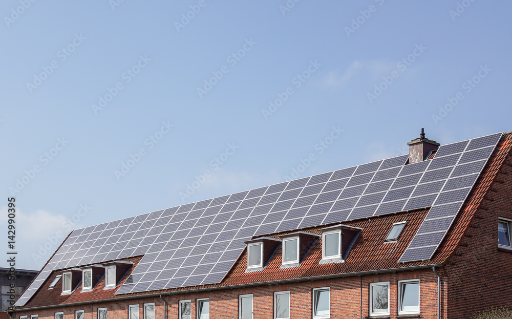 Solaranlage auf einem Dach Solaranlage auf einem Dach