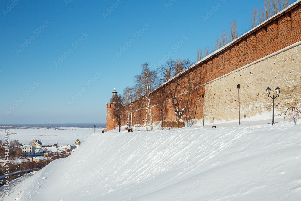 Кремлевская стена и Тайницкая башня в Нижнем Новгороде зимой