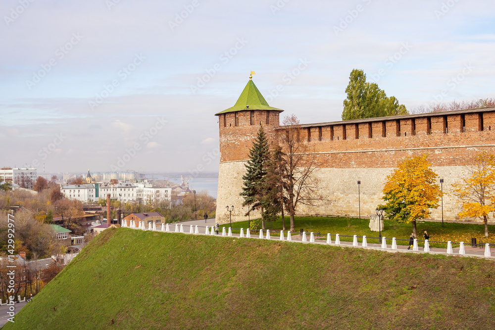 Коромыслова башня Нижегородского кремля осенью