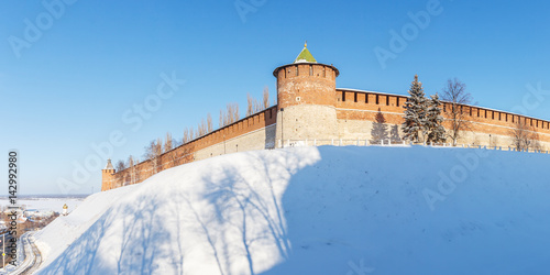 Зимний вид на Коромыслову башню и кремлевский холм в Нижнем Новгороде