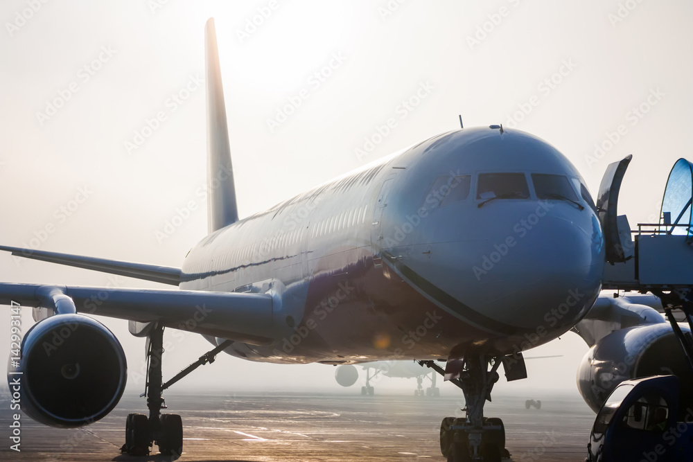 Obraz premium Samoloty we mgle na płycie lotniska