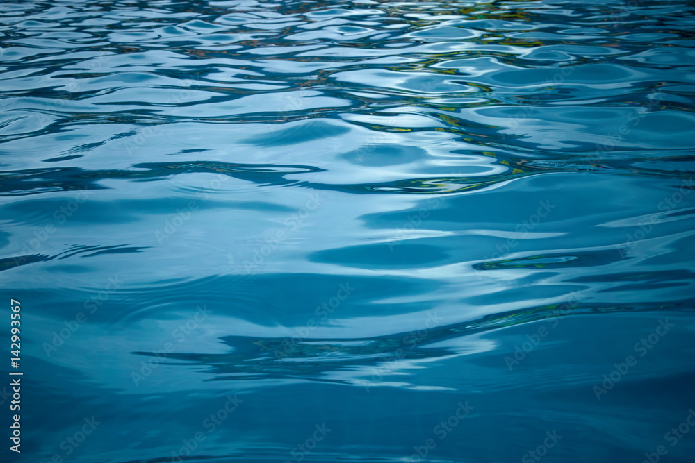Obraz premium Błękitna fala powierzchni morza.
