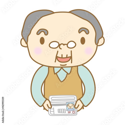 運転免許証を自主返納するシニア男性