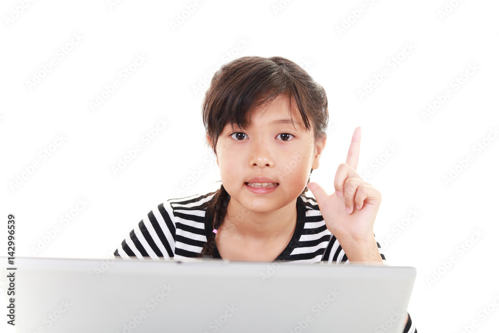 パソコンで学習する女の子