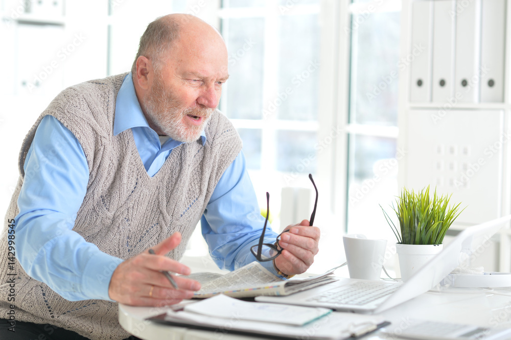 Elderly man with a laptop