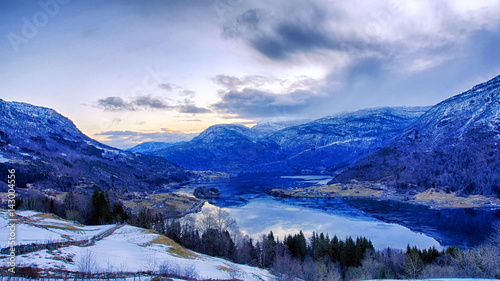 Blick über Sognefjord bei Sogndal in Norwegen.