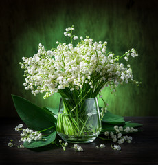 Acrylglasbilder Maiglöckchen Maiglöckchen Bouquet auf Holztisch  © volff