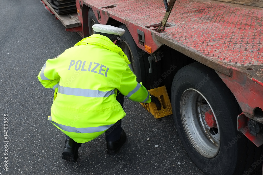 Polizei Lkw Kontrolle Stock Foto Adobe Stock polizei-lkw-kontrolle-stock-foto-adobe-stock