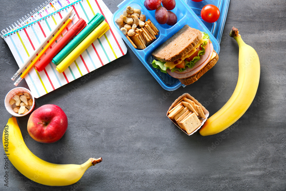 Fotografie School lunch and stationery on table