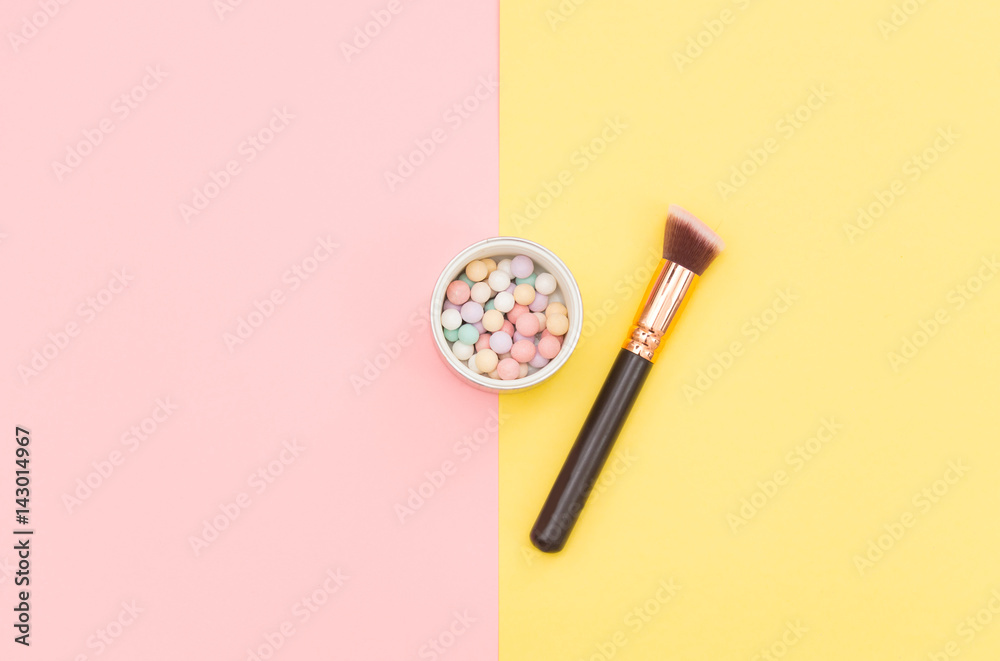 Φωτογραφία photo of colorful brush and powder on the wonderful background in pop art style