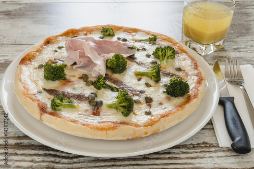 Wallpaper Mural pizza intera con prosciutto Torontodigital.ca