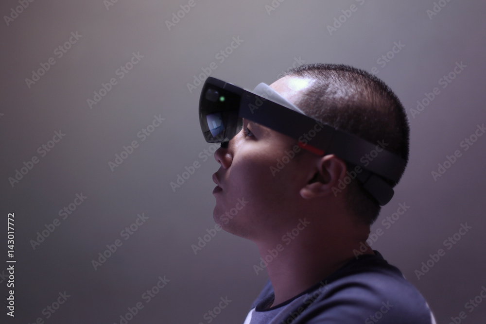 Trying Virtual Reality with Microsoft HoloLens headset