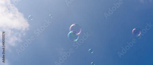 Seifenblasen fliegen am blauen Himmel am Tag - Panorama