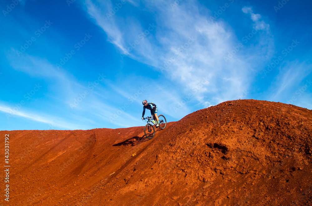 mountain bikers su colline rosse di bauxite