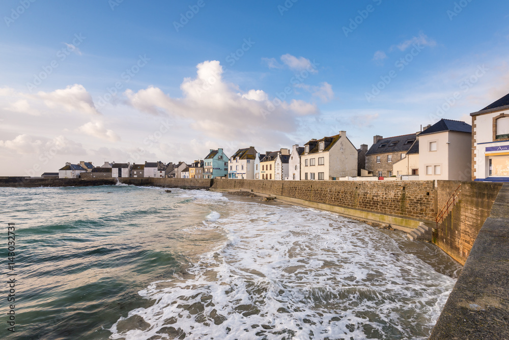 Le petit village de l'Île de Sein par une belle journée ensoleillé - ïle de Sein en Bretagne