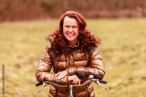 Portrait einer Frau mittleren Alters auf dem Fahrrad